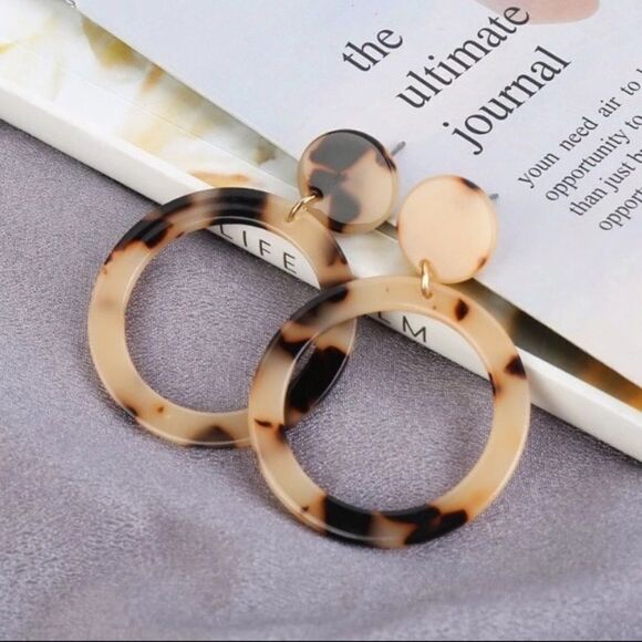 Blonde Leopard Acrylic Drop Hoop Earrings NWT - Picture 2 of 6